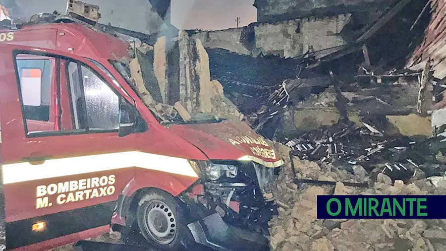 Bombeiros escapam por segundos a derrocada que esmagou ambulância no Cartaxo