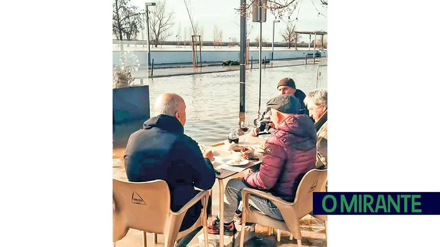 Em Coruche bebe-se o tinto com os pés de molho