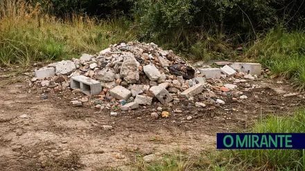 entulho lixo terreno agricola