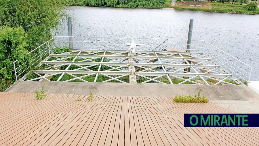 Cais do Arripiado cedeu com a tempestade mas está seguro