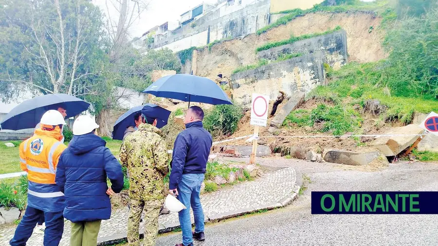 Queda de muro em Torres Novas obrigou à evacuação de moradores e a fechar o tribunal