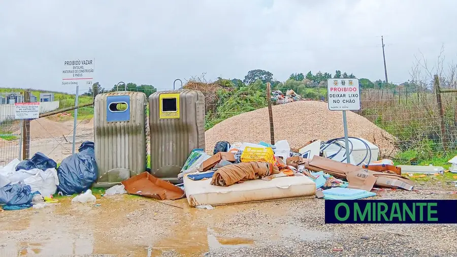 Lixo acumulado junto ao cemitério de Achete revolta população