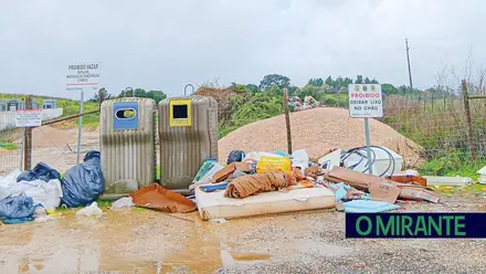 Lixo acumulado junto ao cemitério de Achete revolta população