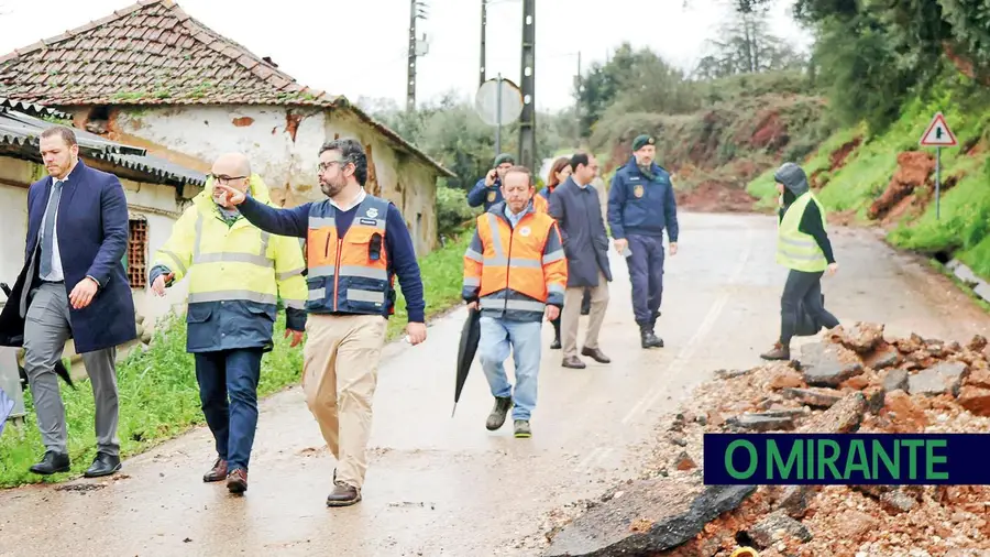 Deslizamentos cortam acessos em Rio Maior, colocam casas em risco e obrigam a retirar 28 pessoas