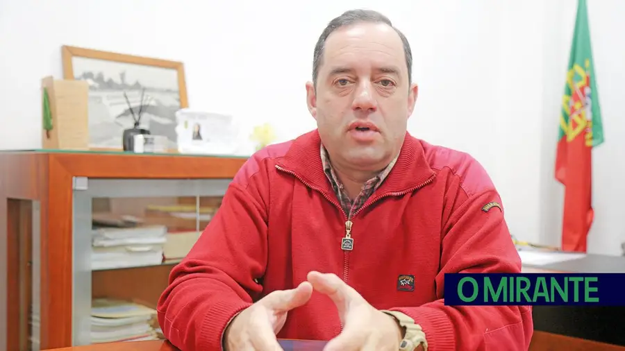 Um motorista ao volante da União de Freguesias do Carregado e Cadafais