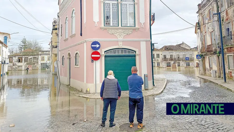 Cheias obrigam a retirar moradores e encerram escolas e serviços municipais no distrito de Santarém