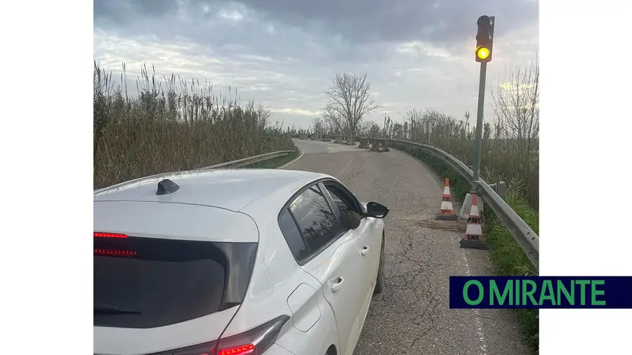 Ponte da Chamusca reabre depois de “engenhoca” da IP com recuo do semáforo