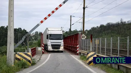 Camiões tentam atravessar Ponte de Constância mas são parados pela GNR