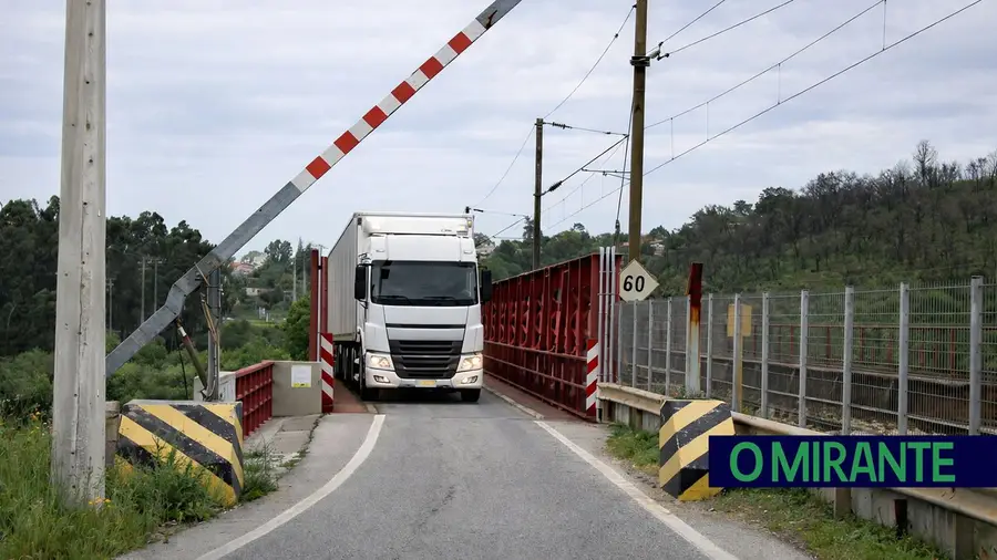 Camiões tentam atravessar Ponte de Constância mas são parados pela GNR