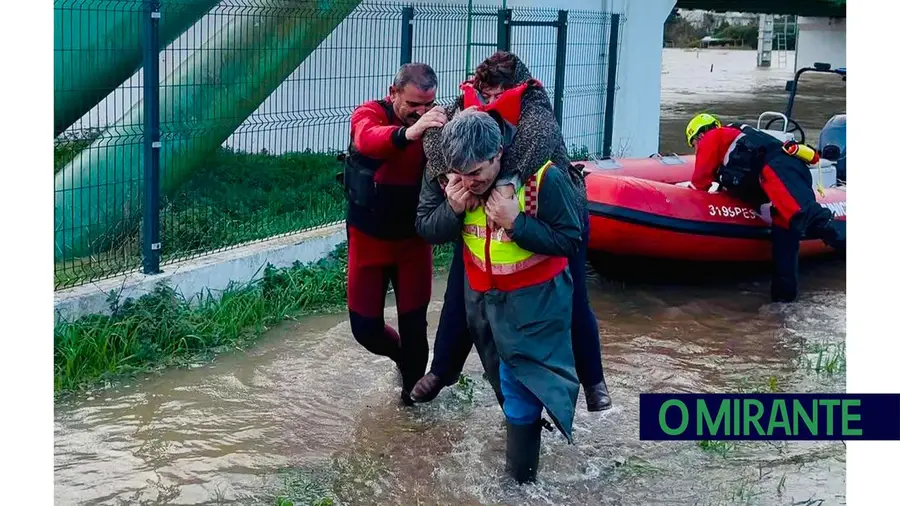 João Heitor carrega munícipe às costas durante as cheias no Cartaxo