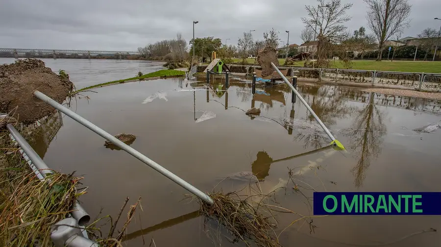 Rio Tejo sobe aos 33 metros e obriga Abrantes a repensar “cota 35”