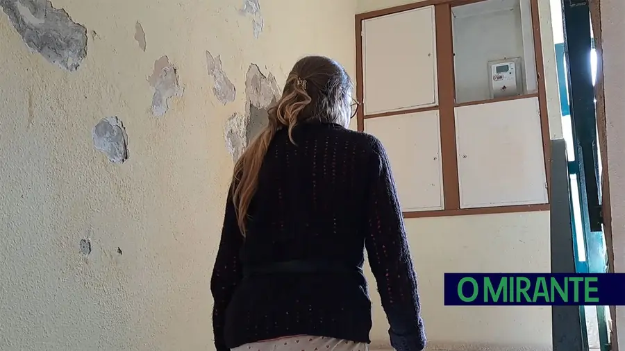 Moradora denuncia risco de desabamento em prédio no Cabo de Vialonga