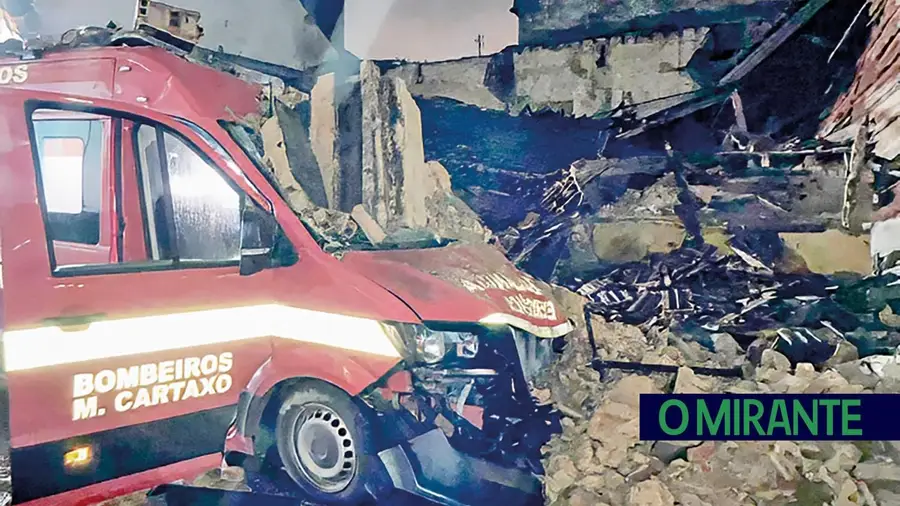 Bombeiros escapam por segundos a derrocada que esmagou ambulância