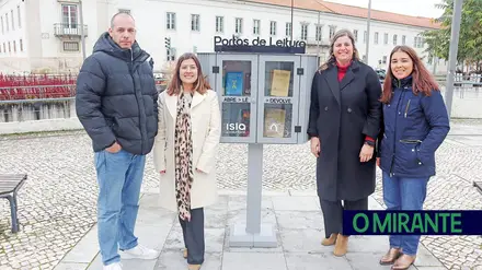 Bibliotecas em caixas e cabines que vivem de livros doados