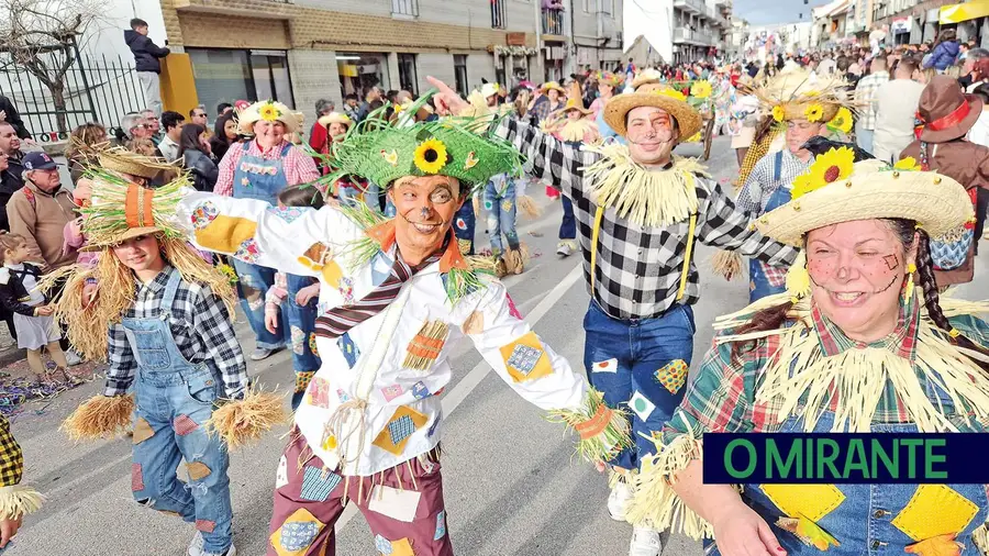 Entre carros alegóricos, grupos organizados e convidados