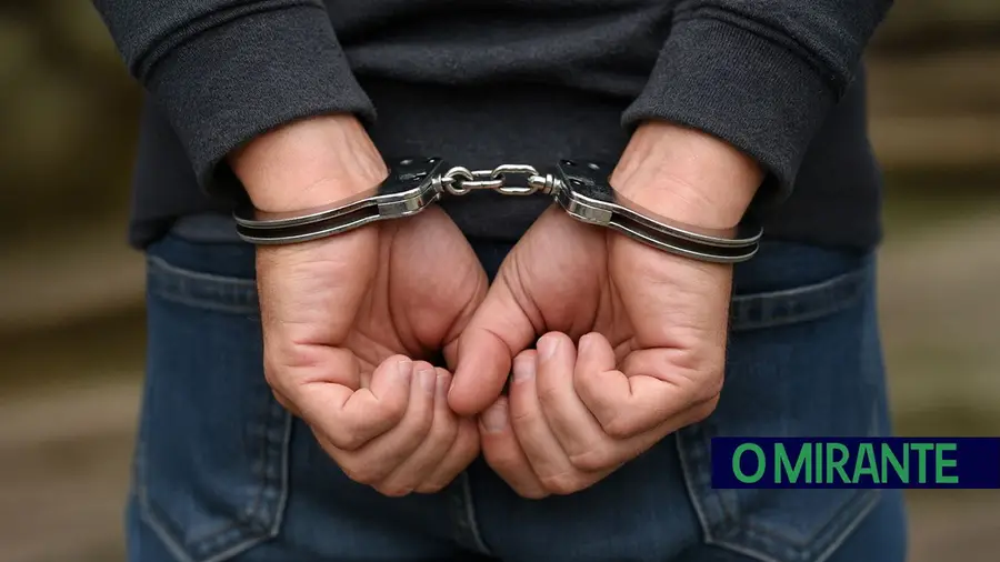 preso algemas detido