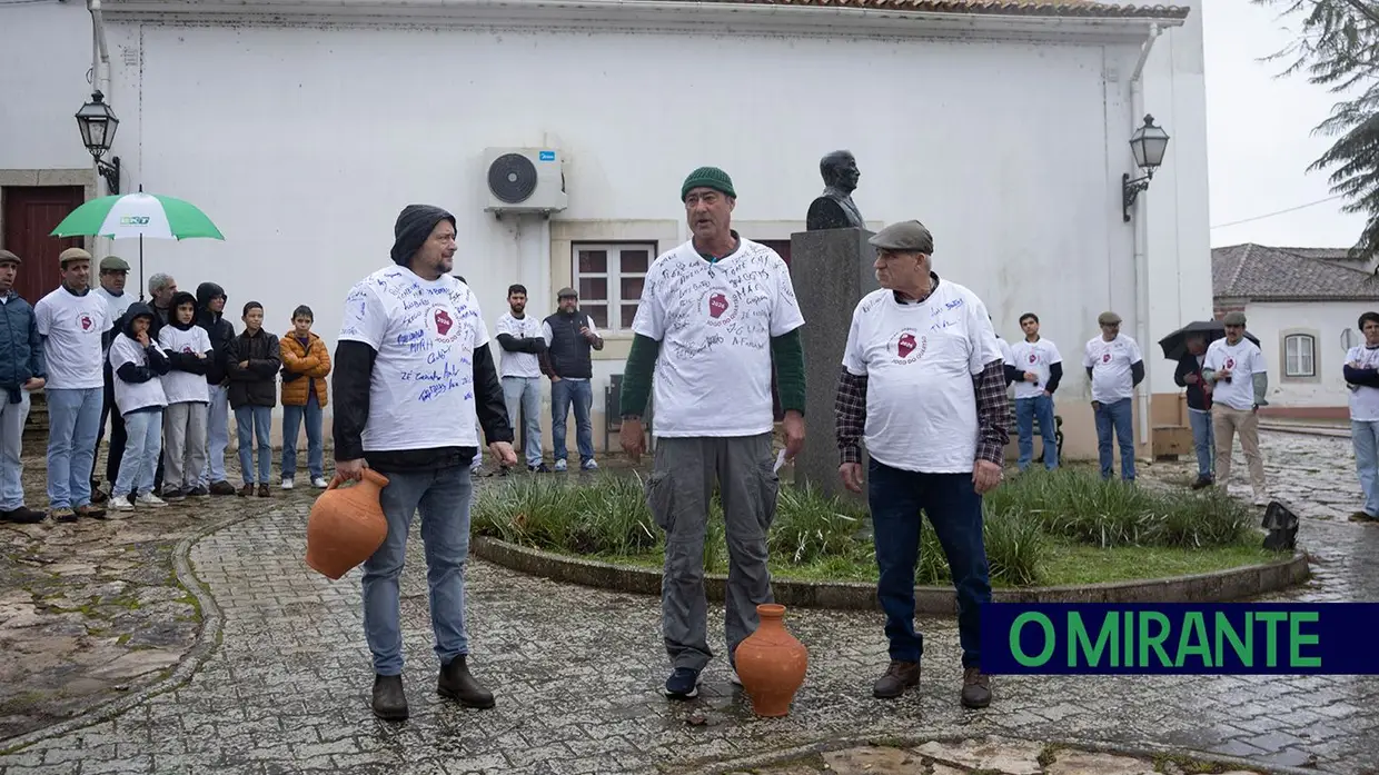 Chuva não trava tradição: Chamusca saiu à rua para jogar ao quartão