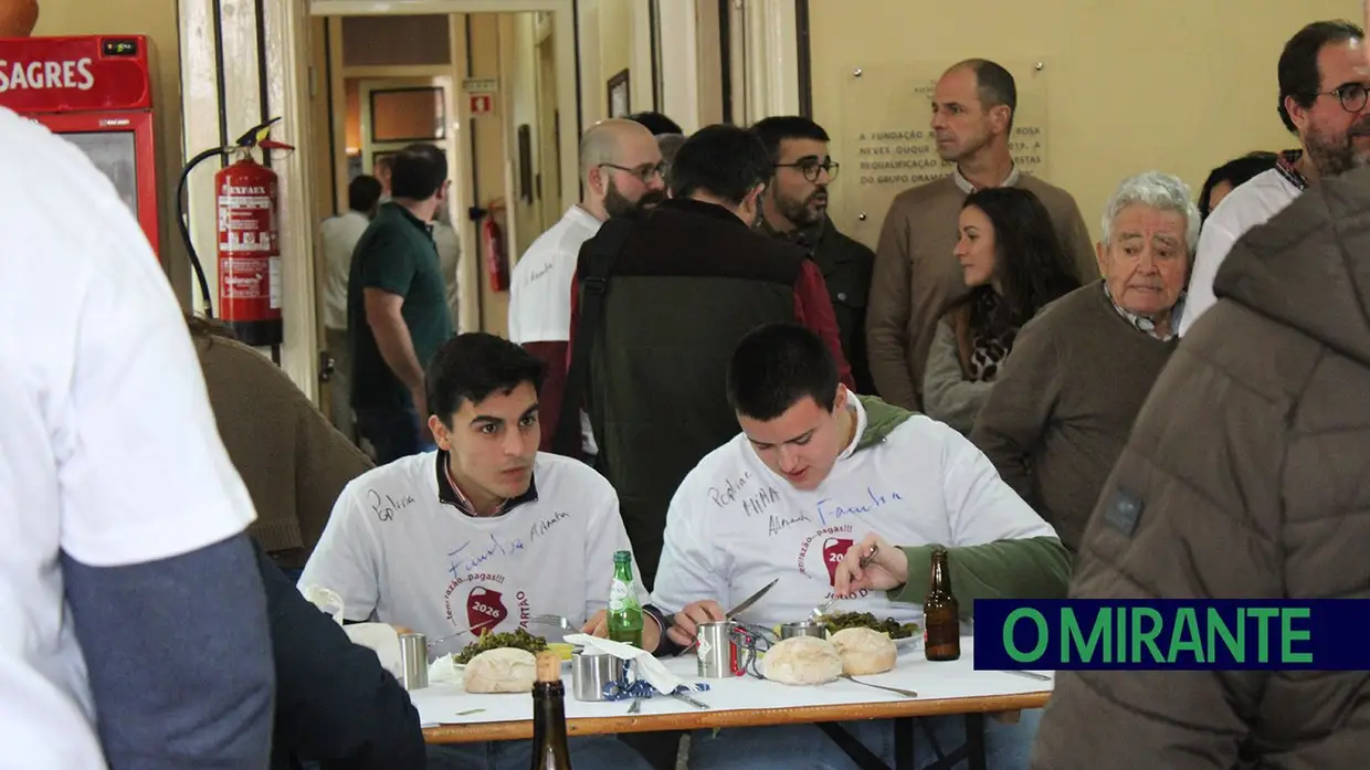 Chuva não trava tradição: Chamusca saiu à rua para jogar ao quartão