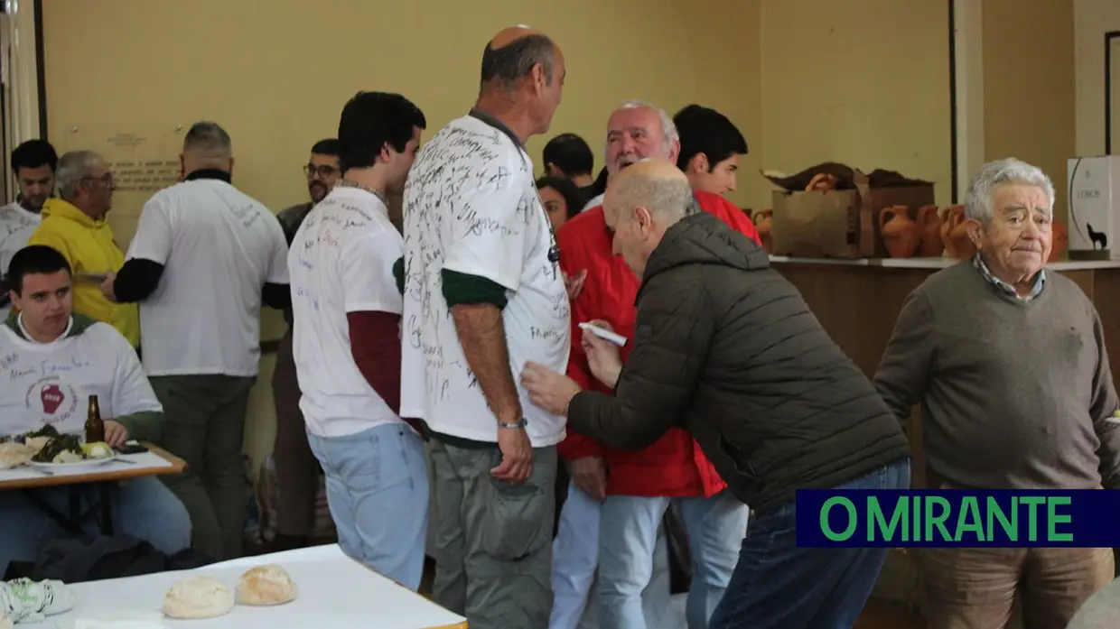 Chuva não trava tradição: Chamusca saiu à rua para jogar ao quartão