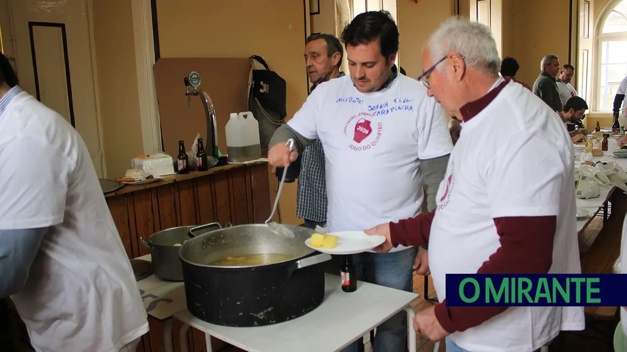 Chuva não trava tradição: Chamusca saiu à rua para jogar ao quartão