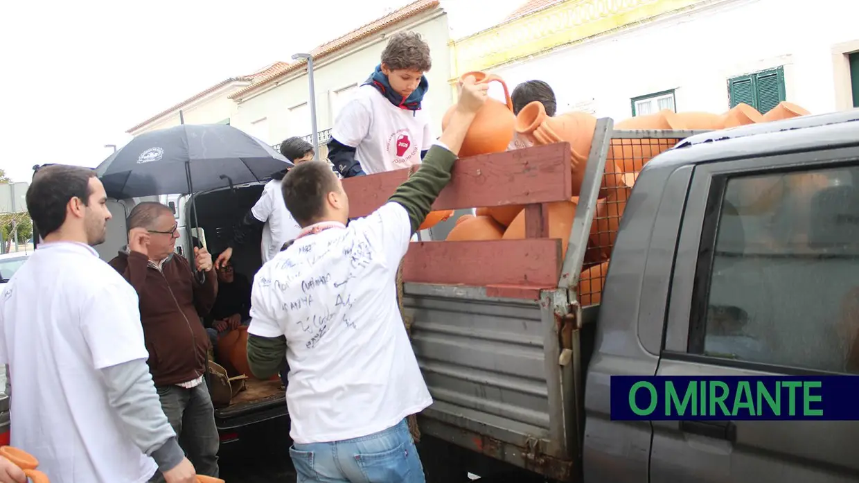 Chuva não trava tradição: Chamusca saiu à rua para jogar ao quartão