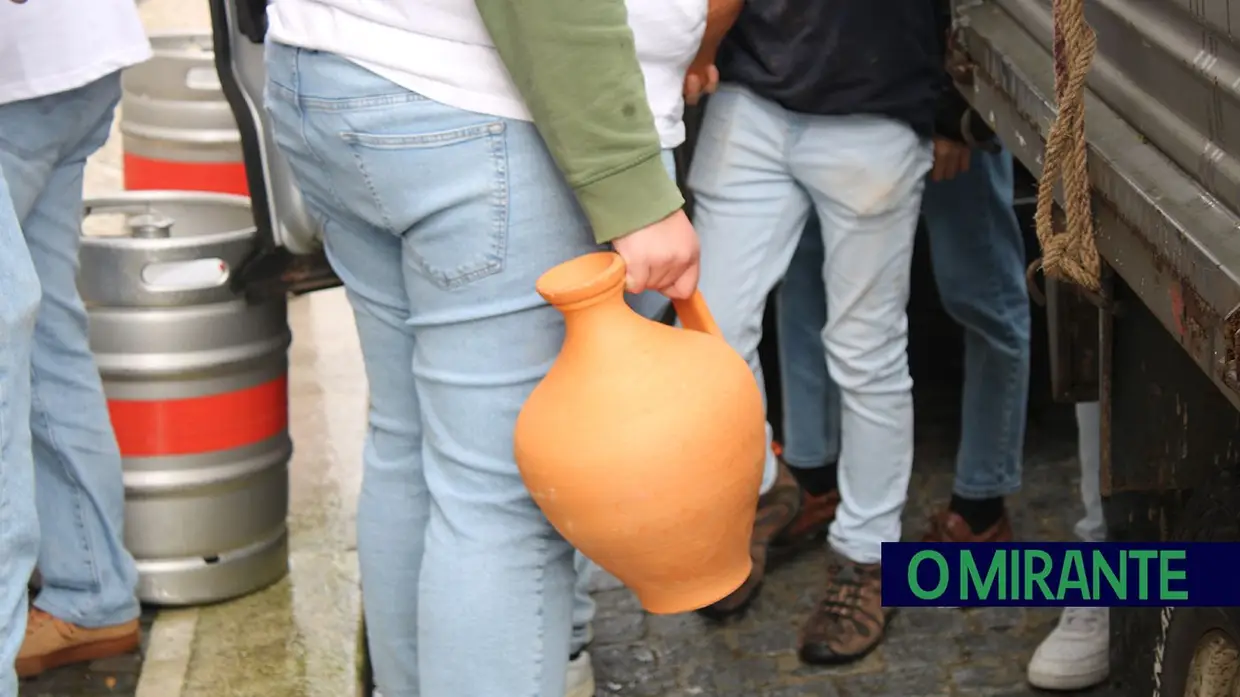 Chuva não trava tradição: Chamusca saiu à rua para jogar ao quartão