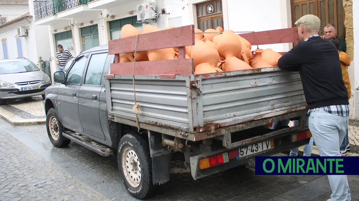 Chuva não trava tradição: Chamusca saiu à rua para jogar ao quartão