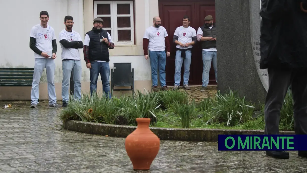 Chuva não trava tradição: Chamusca saiu à rua para jogar ao quartão