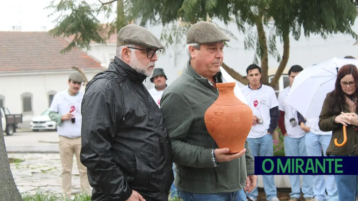 Chuva não trava tradição: Chamusca saiu à rua para jogar ao quartão