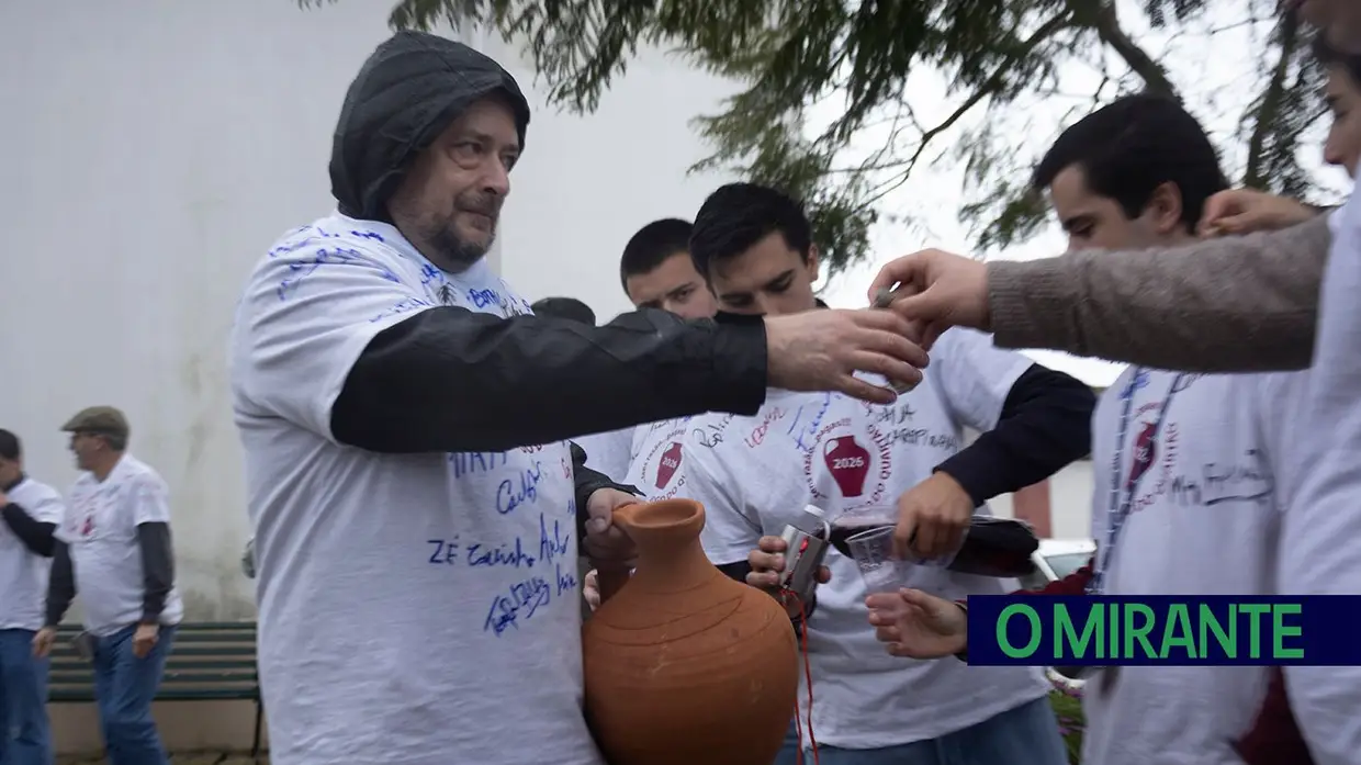 Chuva não trava tradição: Chamusca saiu à rua para jogar ao quartão