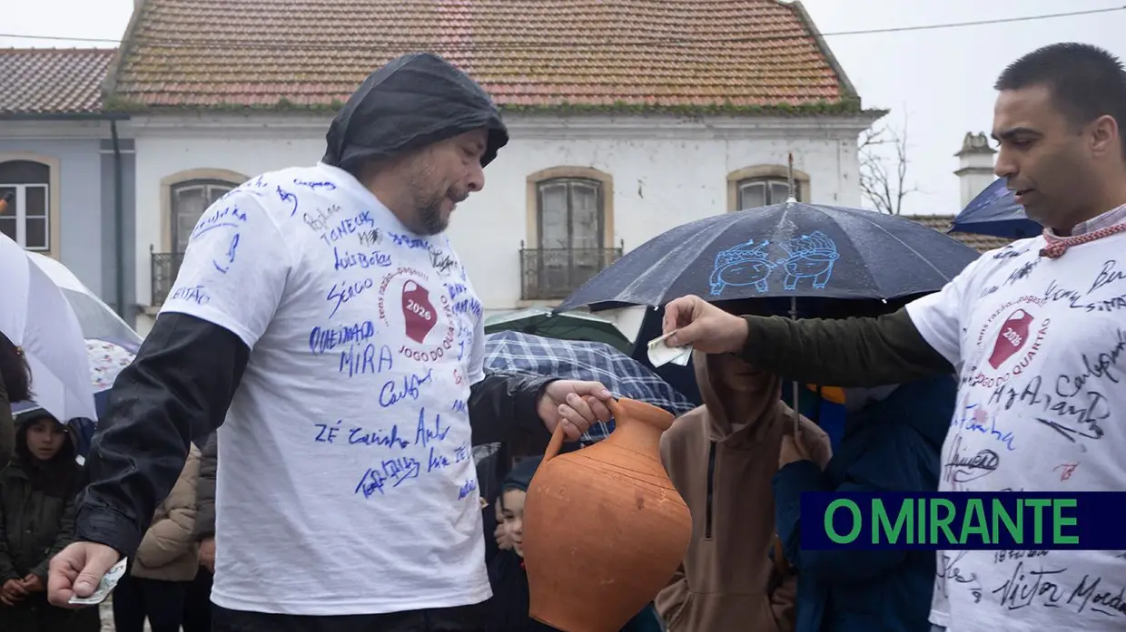 Chuva não trava tradição: Chamusca saiu à rua para jogar ao quartão