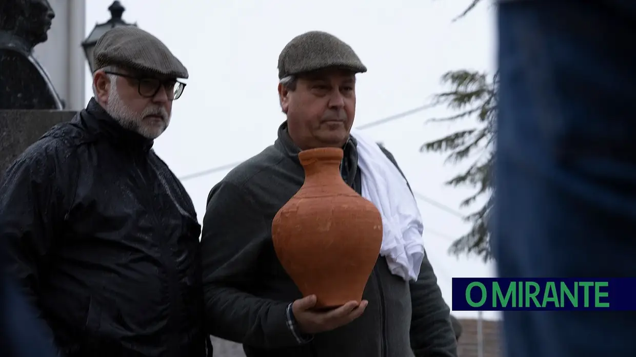 Chuva não trava tradição: Chamusca saiu à rua para jogar ao quartão