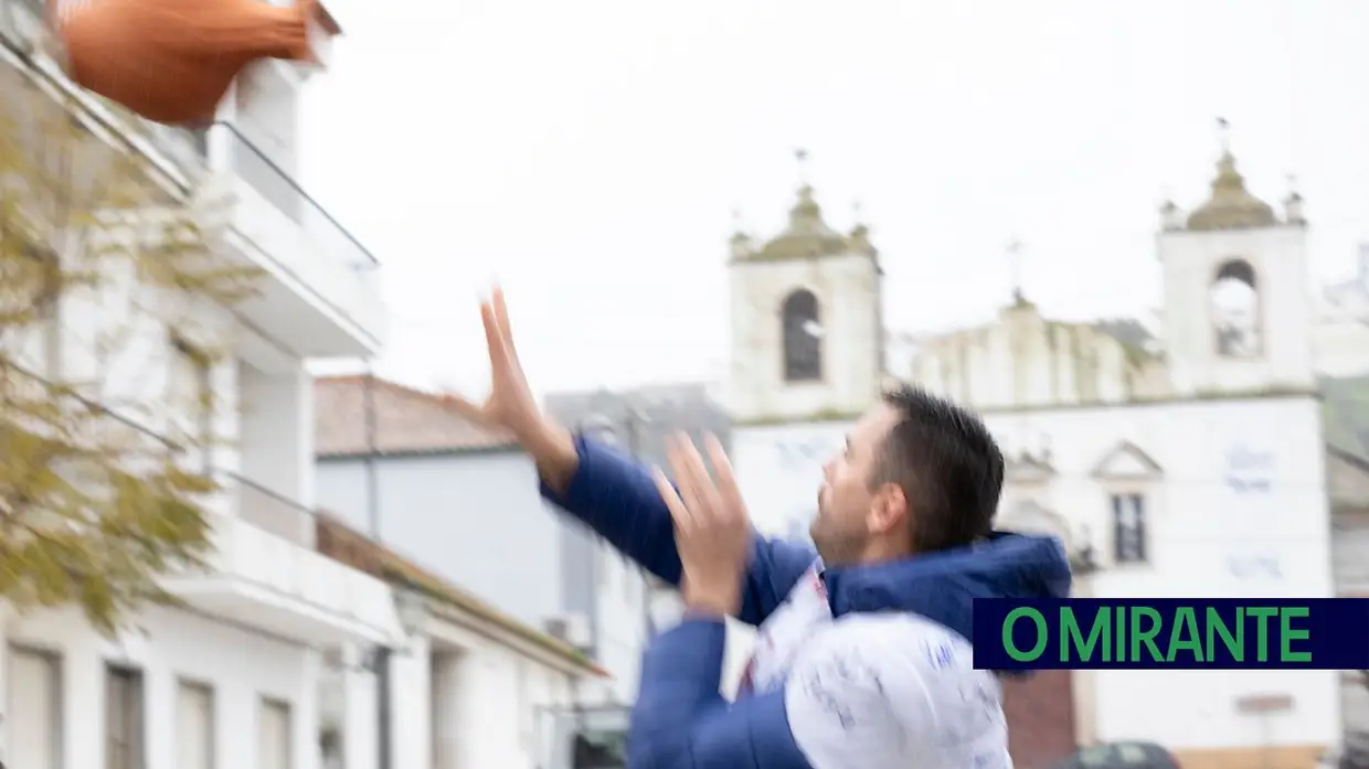 Chuva não trava tradição: Chamusca saiu à rua para jogar ao quartão