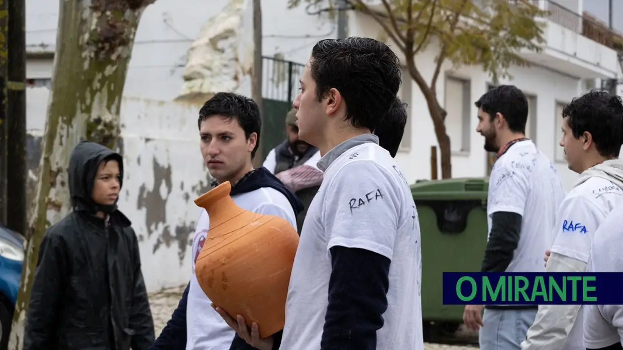 Chuva não trava tradição: Chamusca saiu à rua para jogar ao quartão