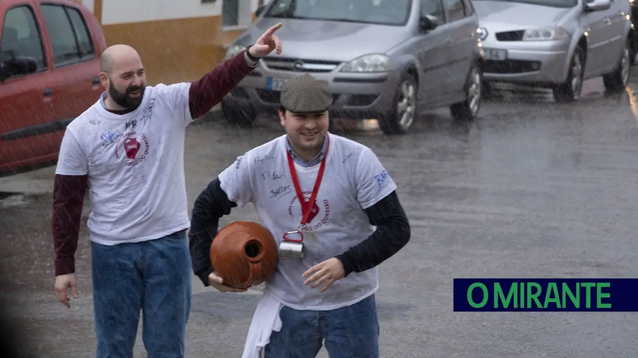 Chuva não trava tradição: Chamusca saiu à rua para jogar ao quartão
