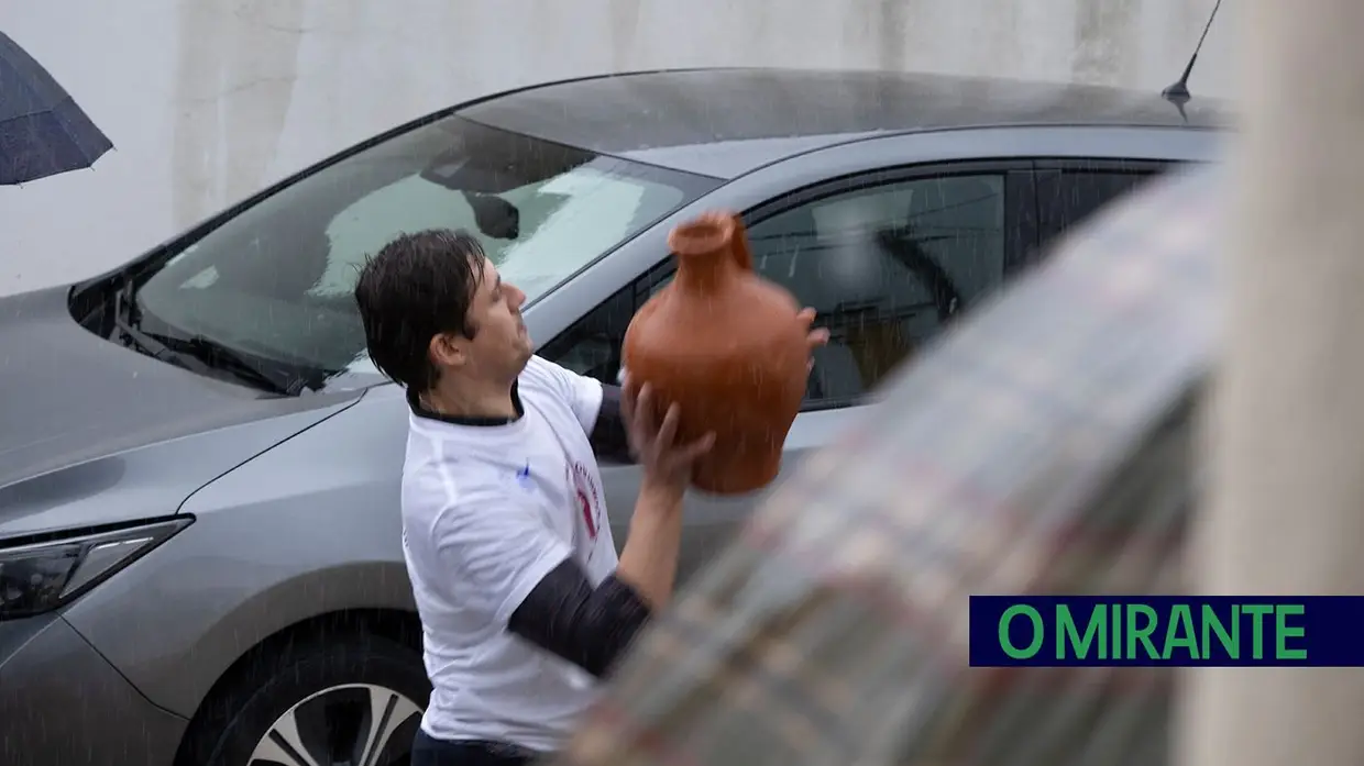 Chuva não trava tradição: Chamusca saiu à rua para jogar ao quartão