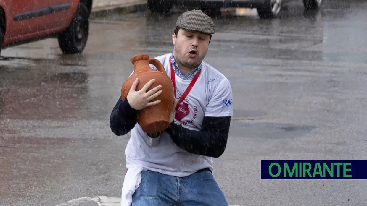 Chuva não trava tradição: Chamusca saiu à rua para jogar ao quartão