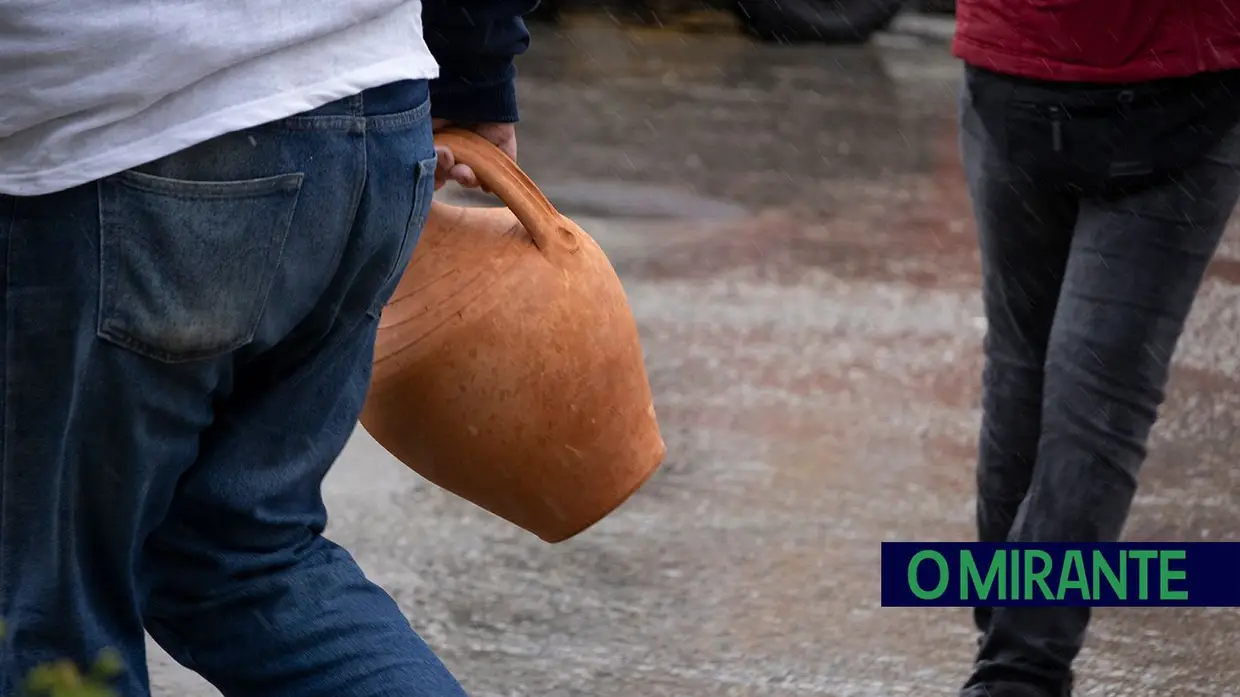 Chuva não trava tradição: Chamusca saiu à rua para jogar ao quartão