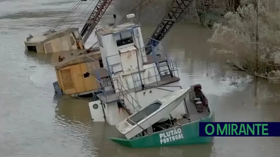 Batelão abandonado no Douro vai ganhar nova vida no Tejo zona da Póvoa de Santa Iria