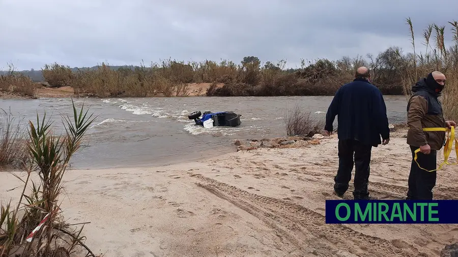 Turistas escapam ilesos ao tentarem atravessar ribeira de buggy em Coruche
