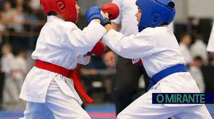 karate karatecas jovens a lutar artes marciais