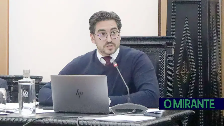 Na terra dos comboios, houve debate sobre “tachos”