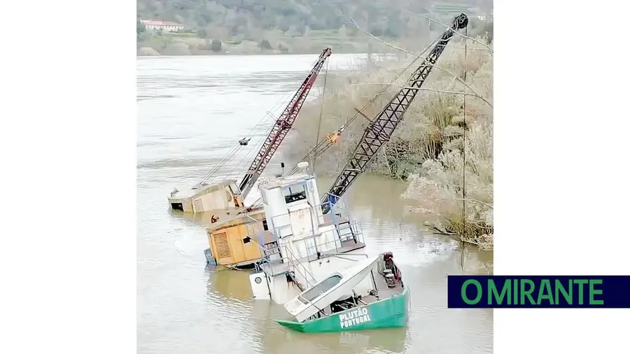 Batelão abandonado no Douro vai ganhar nova vida no Tejo na zona da Póvoa de Santa Iria