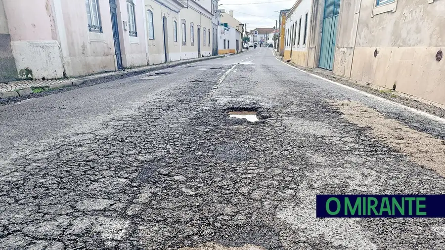 Estrada Nacional 118 continua a degradar-se no coração da Chamusca
