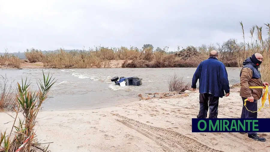Turistas escapam ilesos ao tentarem atravessar ribeira de buggy em Coruche