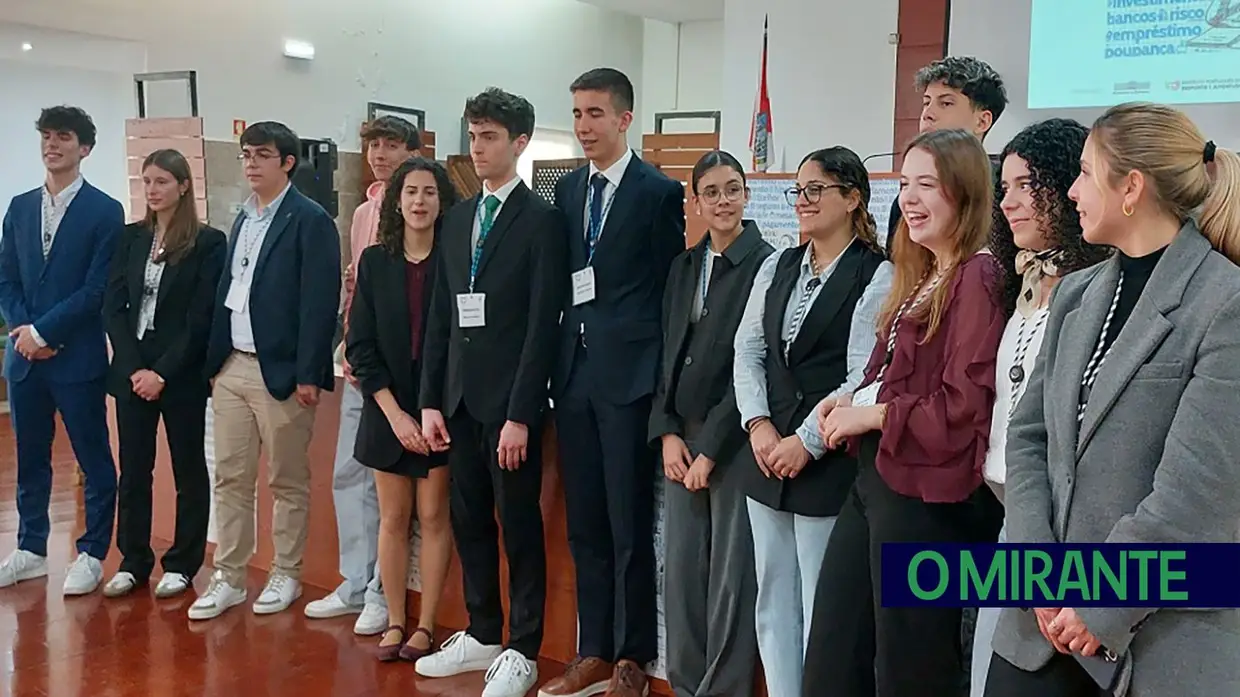 Parlamento dos Jovens em Santarém debateu literacia financeira e elegeu deputados