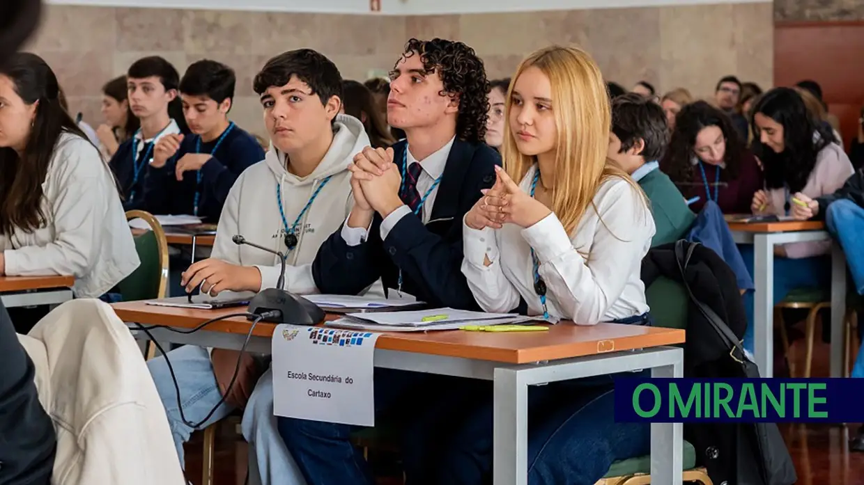 Parlamento dos Jovens em Santarém debateu literacia financeira e elegeu deputados