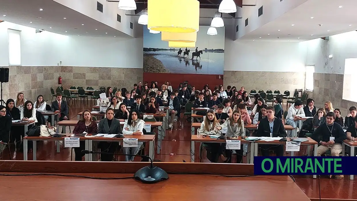 Parlamento dos Jovens em Santarém debateu literacia financeira e elegeu deputados