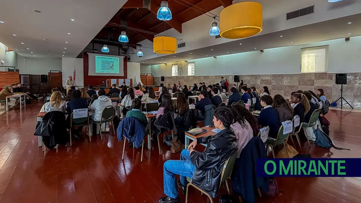 Parlamento dos Jovens em Santarém debateu literacia financeira e elegeu deputados