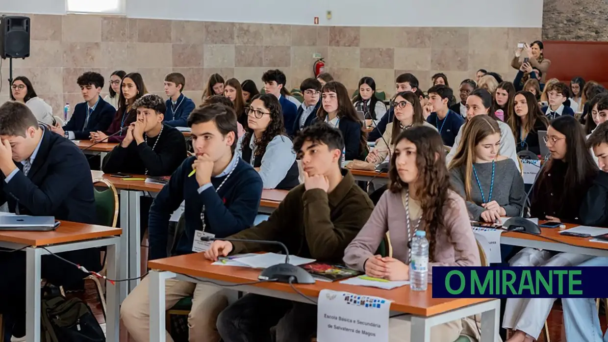 Parlamento dos Jovens em Santarém debateu literacia financeira e elegeu deputados